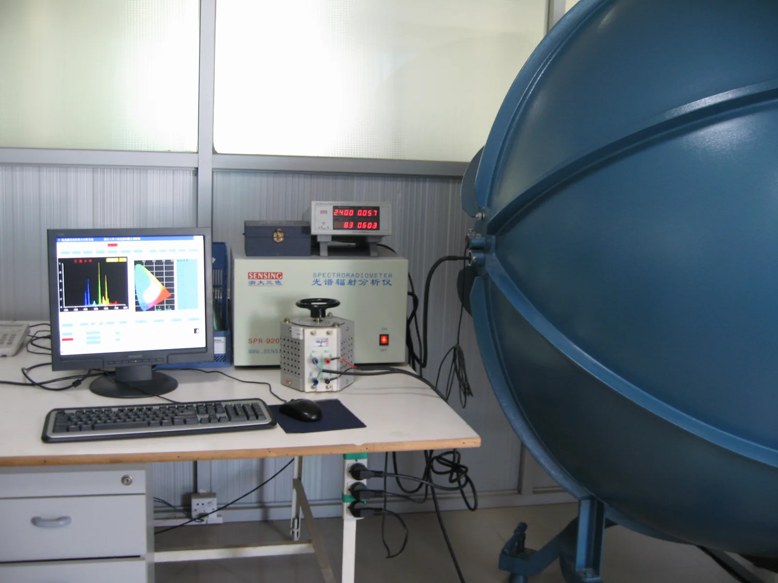 Spectroradiometer and integrating sphere in an LED lighting measurement area